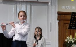 Uczniowie szkoły muzycznej grali dla młodszych kolegów