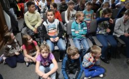 Uczniowie szkoły muzycznej grali dla młodszych kolegów