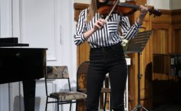 Uczniowie szkoły muzycznej grali dla młodszych kolegów