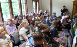Uczniowie szkoły muzycznej grali dla młodszych kolegów