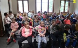 Uczniowie szkoły muzycznej grali dla młodszych kolegów