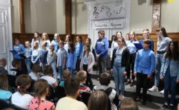 Uczniowie szkoły muzycznej grali dla młodszych kolegów
