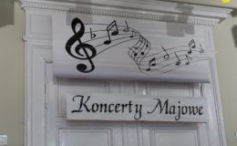 Uczniowie szkoły muzycznej grali dla młodszych kolegów