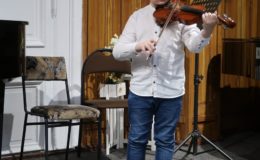 Uczniowie szkoły muzycznej grali dla młodszych kolegów