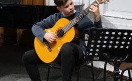 Uczniowie szkoły muzycznej grali dla młodszych kolegów