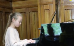 Uczniowie szkoły muzycznej grali dla młodszych kolegów