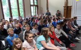 Uczniowie szkoły muzycznej grali dla młodszych kolegów