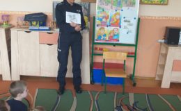 O bezpiecznym zachowaniu, bezpieczeństwie w ruchu drogowym i cyberzagrożeniach z przedszkolakami rozmawiały działdowskie policjantki