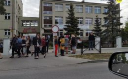 Policjanci przez całą noc pilnowali szkół