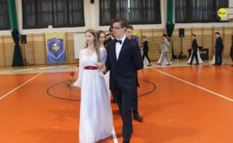 Gimnazjaliści, ósmoklasiści i uczniowie „Jedynki” pożegnali szkołę