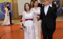 Gimnazjaliści, ósmoklasiści i uczniowie „Jedynki” pożegnali szkołę