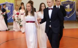 Gimnazjaliści, ósmoklasiści i uczniowie „Jedynki” pożegnali szkołę