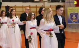 Gimnazjaliści, ósmoklasiści i uczniowie „Jedynki” pożegnali szkołę