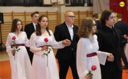 Gimnazjaliści, ósmoklasiści i uczniowie „Jedynki” pożegnali szkołę