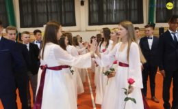 Gimnazjaliści, ósmoklasiści i uczniowie „Jedynki” pożegnali szkołę