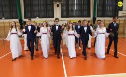 Gimnazjaliści, ósmoklasiści i uczniowie „Jedynki” pożegnali szkołę