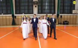 Gimnazjaliści, ósmoklasiści i uczniowie „Jedynki” pożegnali szkołę