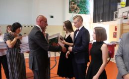 Gimnazjaliści, ósmoklasiści i uczniowie „Jedynki” pożegnali szkołę