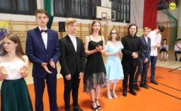 Gimnazjaliści, ósmoklasiści i uczniowie „Jedynki” pożegnali szkołę