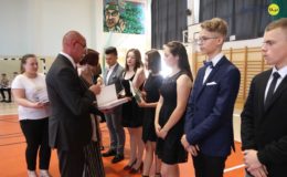Gimnazjaliści, ósmoklasiści i uczniowie „Jedynki” pożegnali szkołę