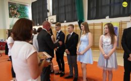 Gimnazjaliści, ósmoklasiści i uczniowie „Jedynki” pożegnali szkołę