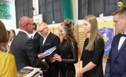 Gimnazjaliści, ósmoklasiści i uczniowie „Jedynki” pożegnali szkołę