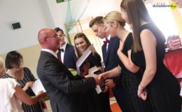 Gimnazjaliści, ósmoklasiści i uczniowie „Jedynki” pożegnali szkołę