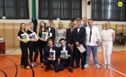 Gimnazjaliści, ósmoklasiści i uczniowie „Jedynki” pożegnali szkołę