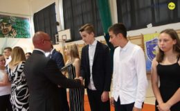 Gimnazjaliści, ósmoklasiści i uczniowie „Jedynki” pożegnali szkołę