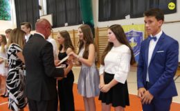 Gimnazjaliści, ósmoklasiści i uczniowie „Jedynki” pożegnali szkołę