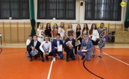 Gimnazjaliści, ósmoklasiści i uczniowie „Jedynki” pożegnali szkołę