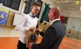 Gimnazjaliści, ósmoklasiści i uczniowie „Jedynki” pożegnali szkołę