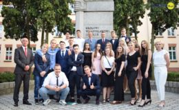 Gimnazjaliści, ósmoklasiści i uczniowie „Jedynki” pożegnali szkołę
