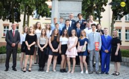 Gimnazjaliści, ósmoklasiści i uczniowie „Jedynki” pożegnali szkołę