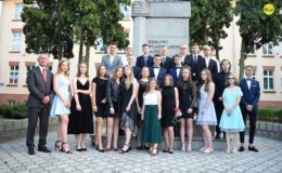 Gimnazjaliści, ósmoklasiści i uczniowie „Jedynki” pożegnali szkołę