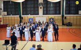 Gimnazjaliści, ósmoklasiści i uczniowie „Jedynki” pożegnali szkołę