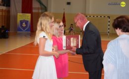 Gimnazjaliści, ósmoklasiści i uczniowie „Jedynki” pożegnali szkołę