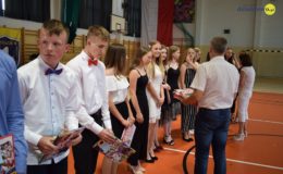 Gimnazjaliści, ósmoklasiści i uczniowie „Jedynki” pożegnali szkołę
