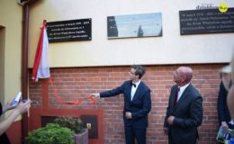 Gimnazjaliści, ósmoklasiści i uczniowie „Jedynki” pożegnali szkołę