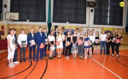 Gimnazjaliści, ósmoklasiści i uczniowie „Jedynki” pożegnali szkołę