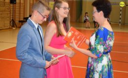 Gimnazjaliści, ósmoklasiści i uczniowie „Jedynki” pożegnali szkołę