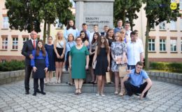Gimnazjaliści, ósmoklasiści i uczniowie „Jedynki” pożegnali szkołę