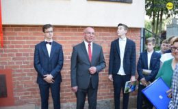 Gimnazjaliści, ósmoklasiści i uczniowie „Jedynki” pożegnali szkołę