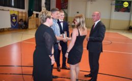 Gimnazjaliści, ósmoklasiści i uczniowie „Jedynki” pożegnali szkołę