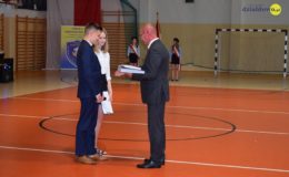 Gimnazjaliści, ósmoklasiści i uczniowie „Jedynki” pożegnali szkołę