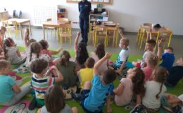 Przedszkolaki z Trójki gościły w komendzie, a policjantki były z wizytą w Przedszkolu nr 4