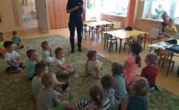 Bezpieczeństwo najmłodszych. Spotkanie policjantek z przedszkolakami