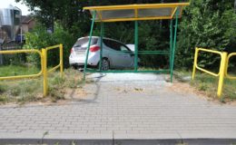 Motorowerzysta uderzył w bmw, a kierujący oplem w przystanek autobusowy