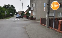 Motorowerzysta uderzył w bmw, a kierujący oplem w przystanek autobusowy [zdjęcia]