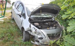 Motorowerzysta uderzył w bmw, a kierujący oplem w przystanek autobusowy